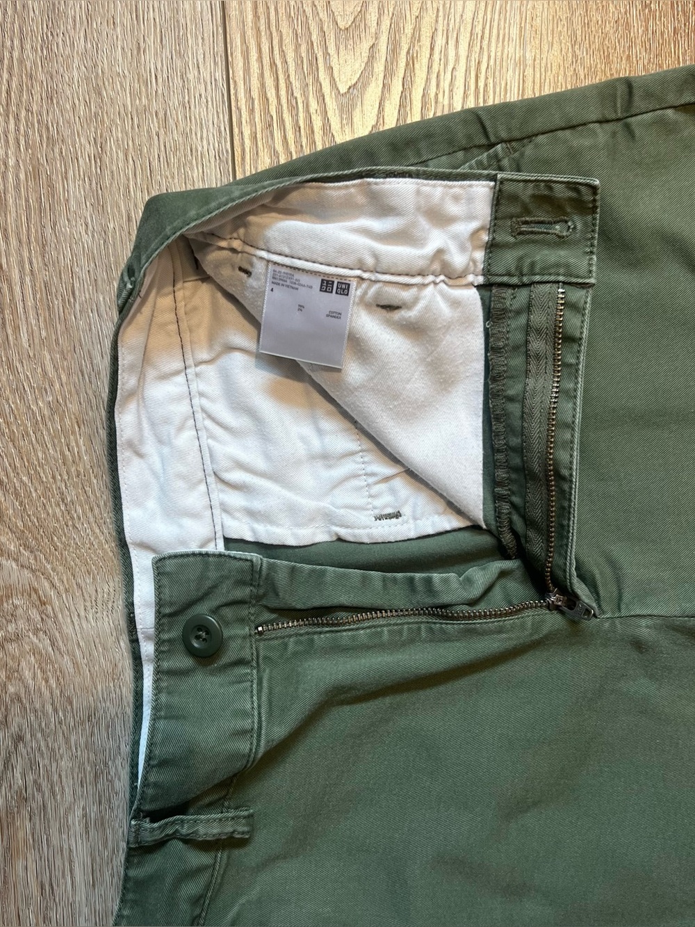 Uniqlo High-waisted Bermuda Chino Shorts | Size 4 | Army Green Color - Picture 3 of 9
